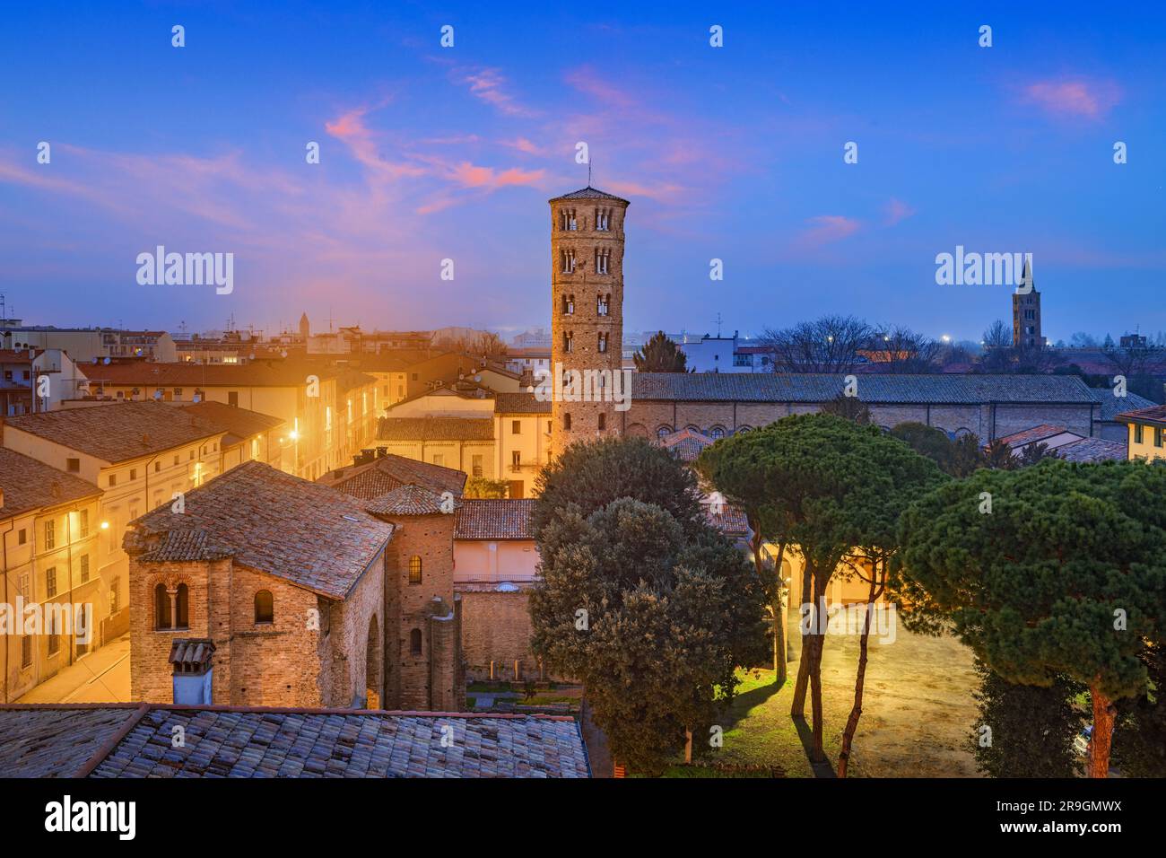 Ravenna, l'antico skyline storico con la Basilica di Sant'Apollinare nuovo campanile. Foto Stock