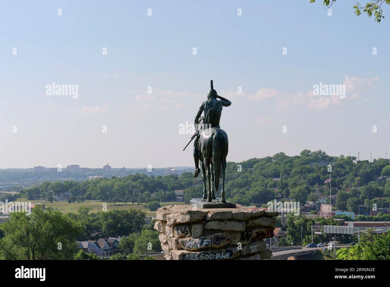 Kansas City, Missouri - 19 giugno 2023: La statua degli Scout che si affaccia sullo skyline di Kansas City dal Penn Valley Park Foto Stock