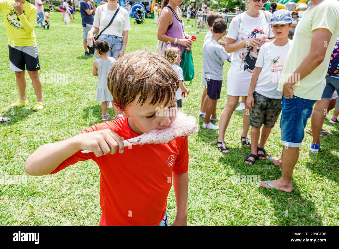 Miami Beach, Florida, Altos del Mar Park, evento del festival Turtle Fest, adatto alle famiglie, caramelle di cotone per bambini, famiglie, genitori, padre e madre Foto Stock