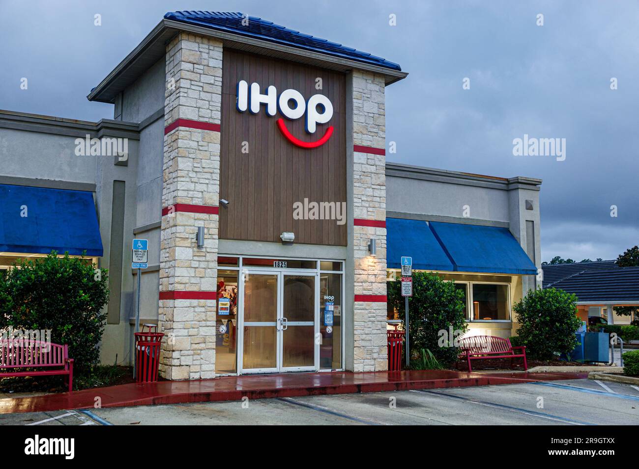 Fleming Island, Jacksonville, Florida, insegna IHOP, ristorante con pancake, ingresso notturno, esterno esterno, edifici, ingresso frontale Foto Stock