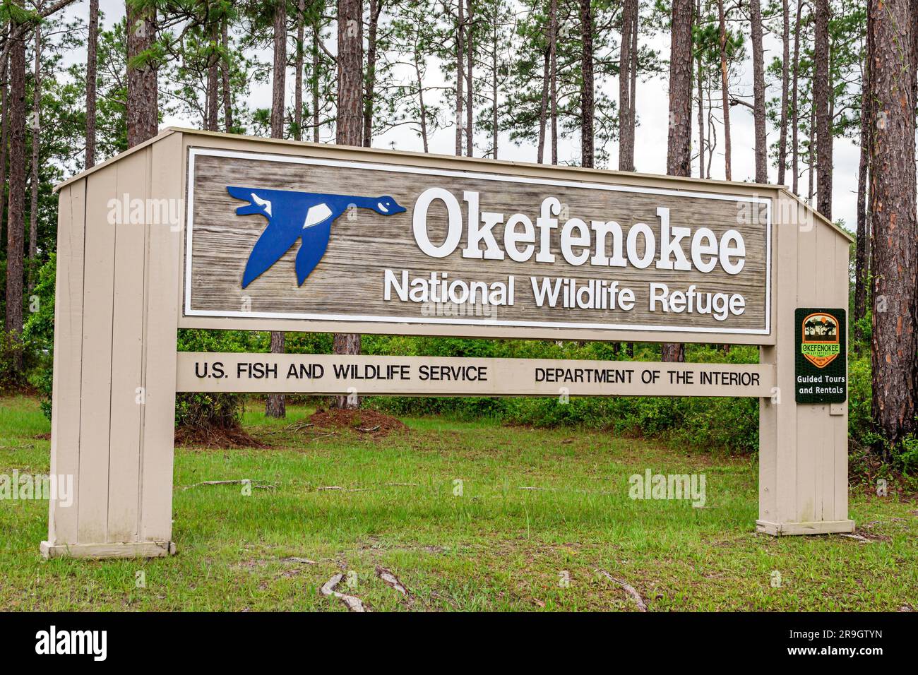 Folkston, Georgia, la palude della riserva naturale nazionale di Okefenokee, cartello d'ingresso, i visitatori che visitano il turismo turistico di viaggio, i punti di riferimento Foto Stock