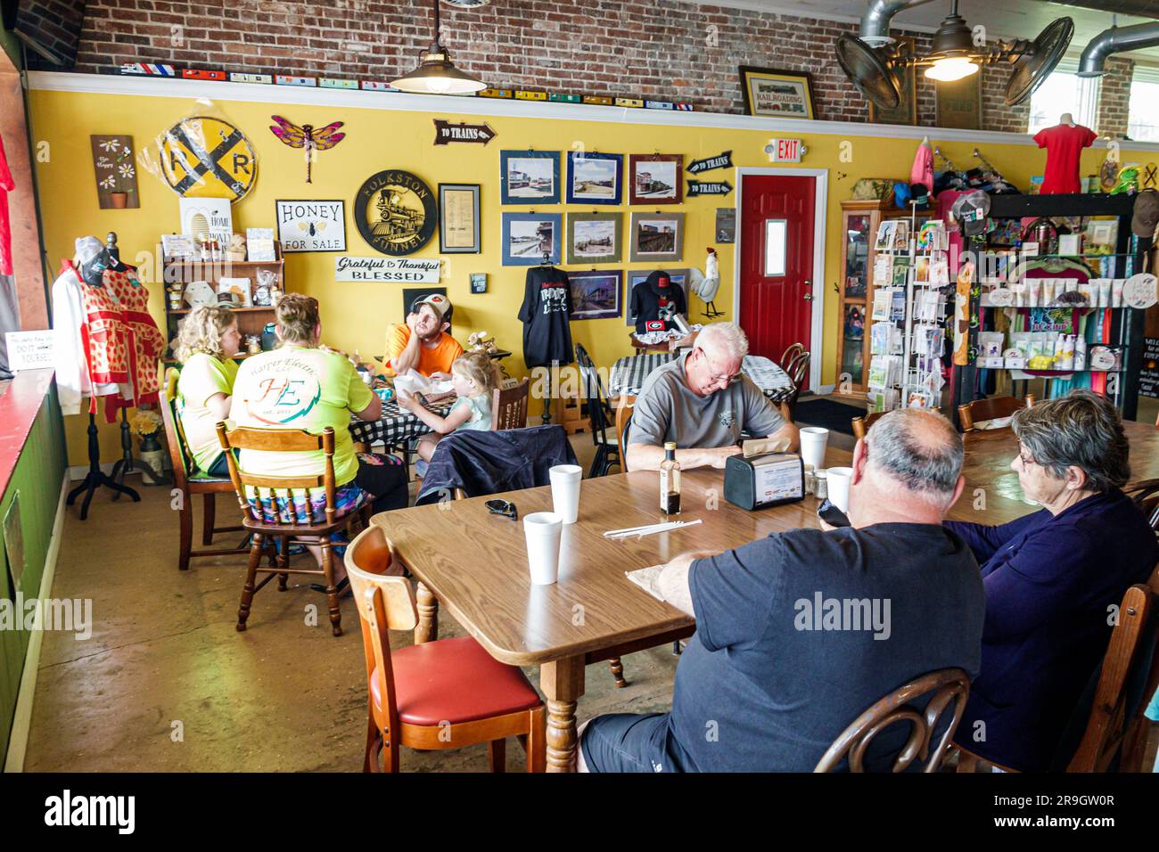 Folkston Georgia, piccola città, ristorante Whistlin Dixie, tavoli per famiglie Foto Stock