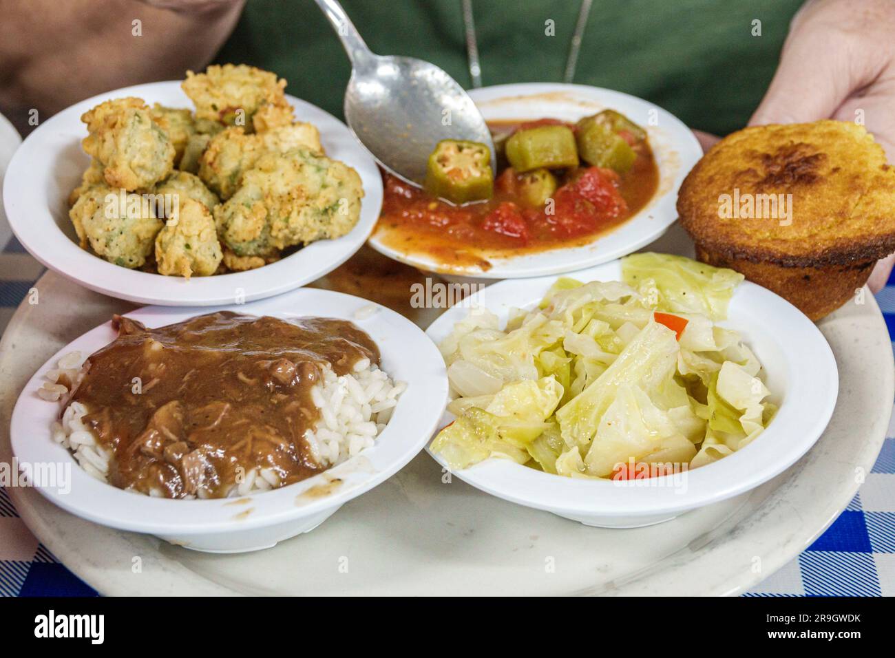 Macon Georgia, ristorante H&H H H & H Soul Food, pranzo con broccoli fritti, cavolo, pomodori okra, interno interno Foto Stock