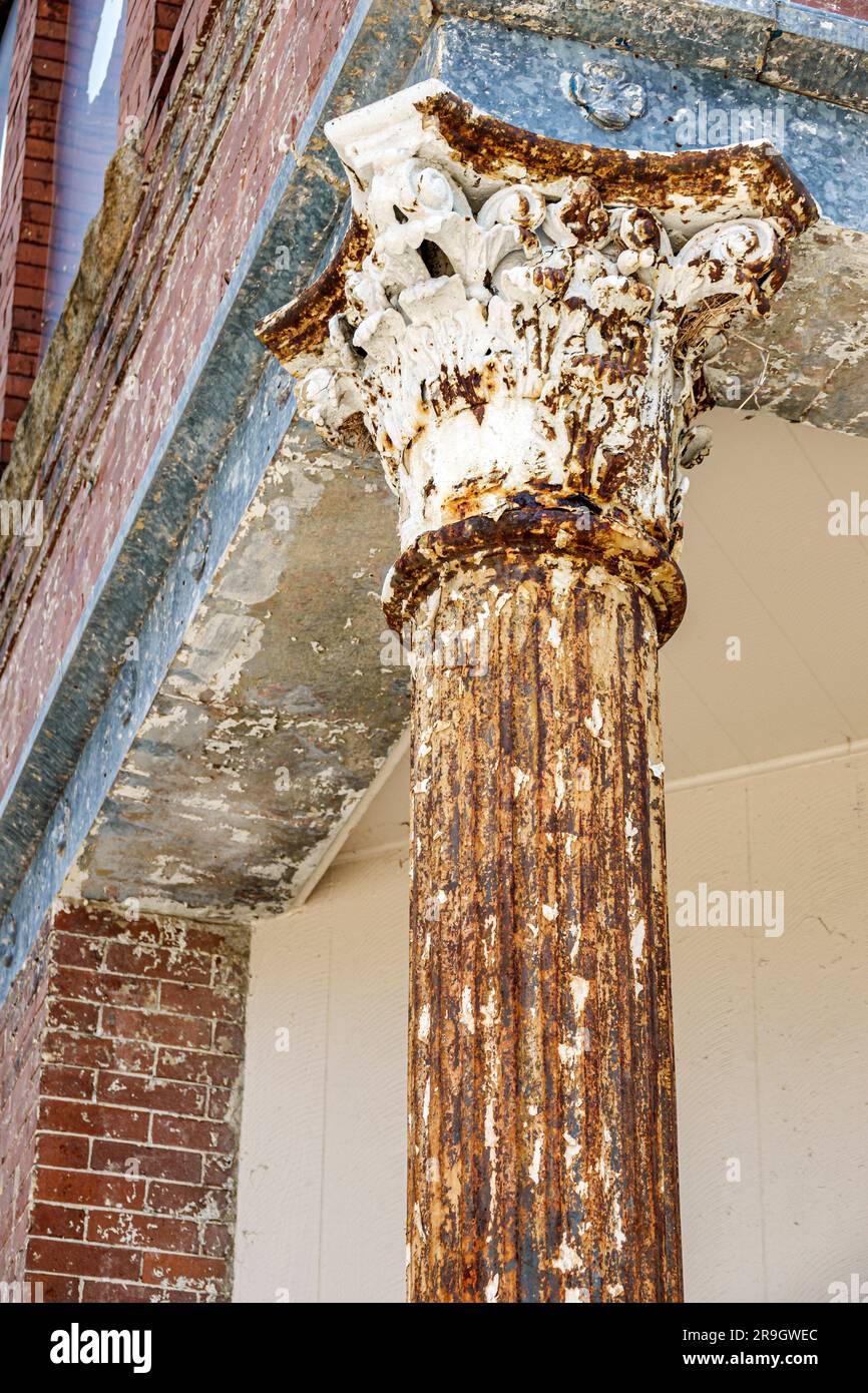 Macon, Georgia, colonne arrugginite, dettagli architettonici dell'architettura a pioggia acida, edificio esterno Foto Stock