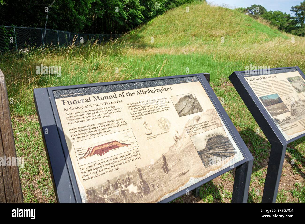 Macon, Georgia, Ocmulgee Mounds National Historic Park, tumulo funebre, patria ancestrale della nazione Muscogee Creek, informazioni Foto Stock