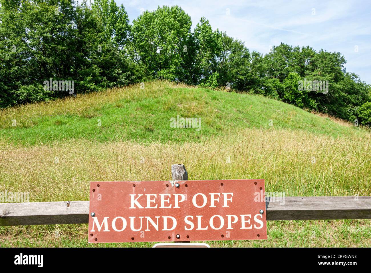 Macon, Georgia, Ocmulgee Mounds National Historic Park, cartello "Keep Off Mound", patria ancestrale della nazione Muscogee Creek Foto Stock