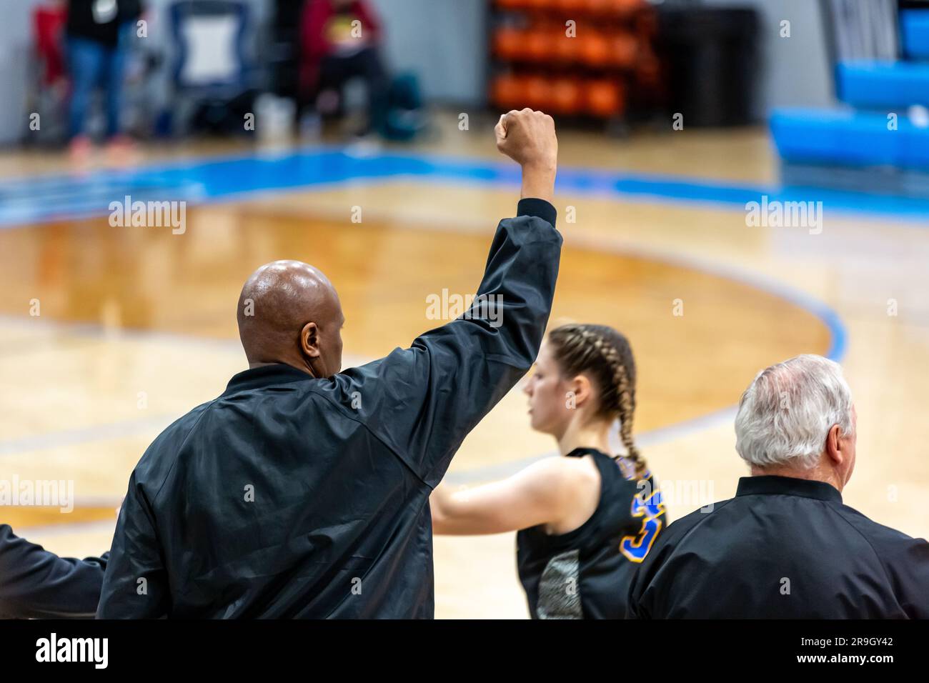 Un arbitro saluta un giocatore con il pugno cresciuto prima di una partita di pallacanestro delle superiori ad Auburn, Indiana, USA. Foto Stock
