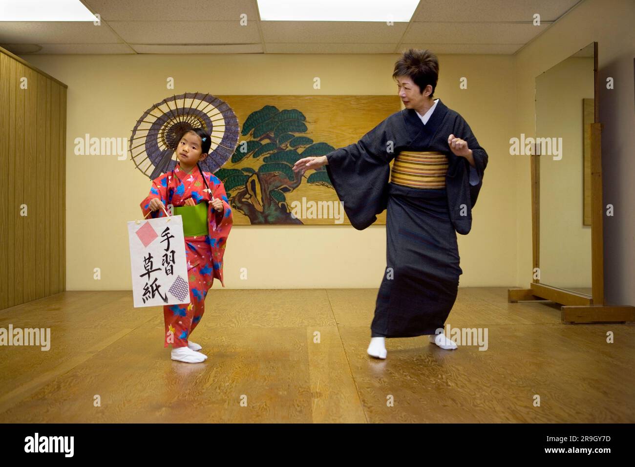 Giovane ragazza con insegnante di danza popolare giapponese MR Foto Stock