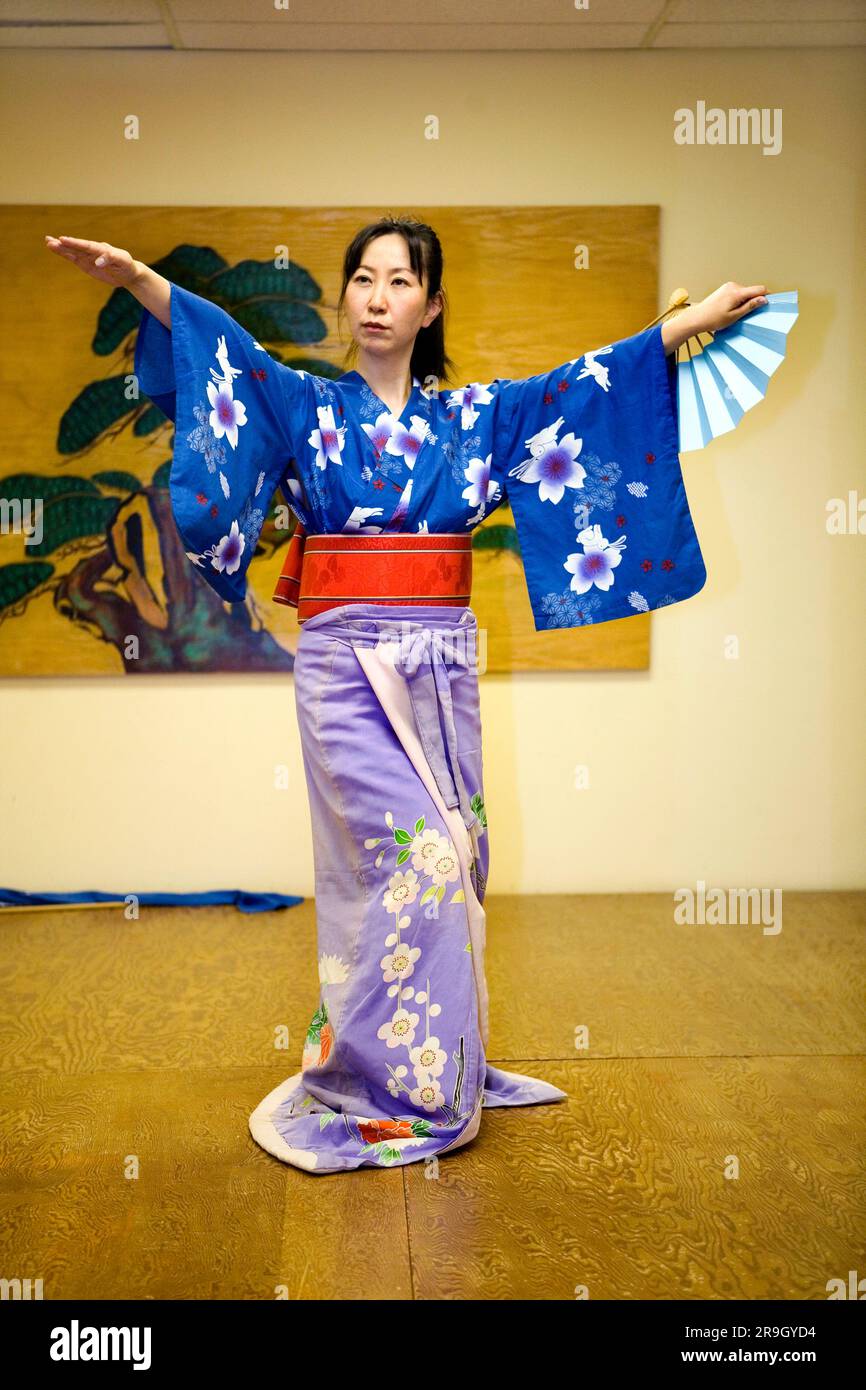 La ragazza impara la danza popolare giapponese Foto Stock