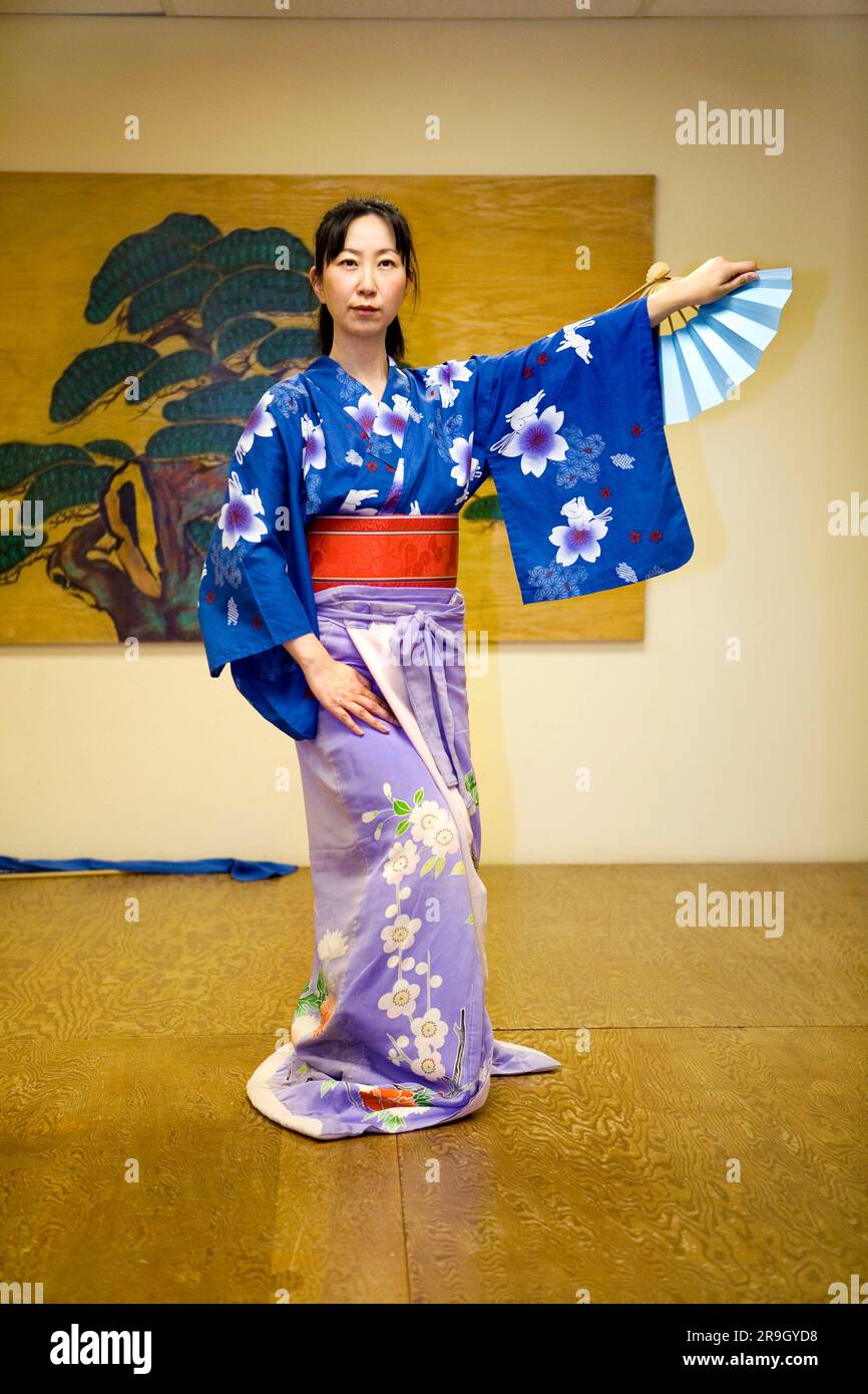 La ragazza impara la danza popolare giapponese Foto Stock