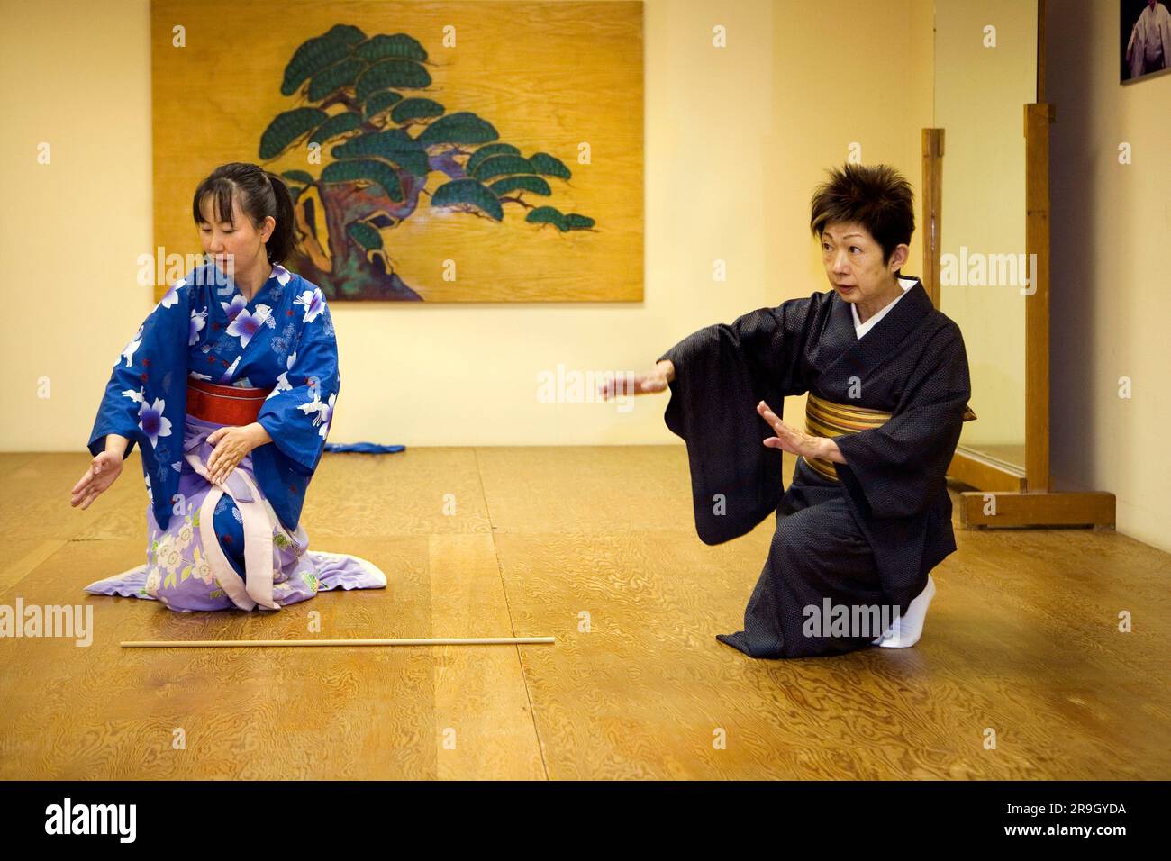 Gli studenti imparano la danza popolare giapponese dall'insegnante Foto Stock