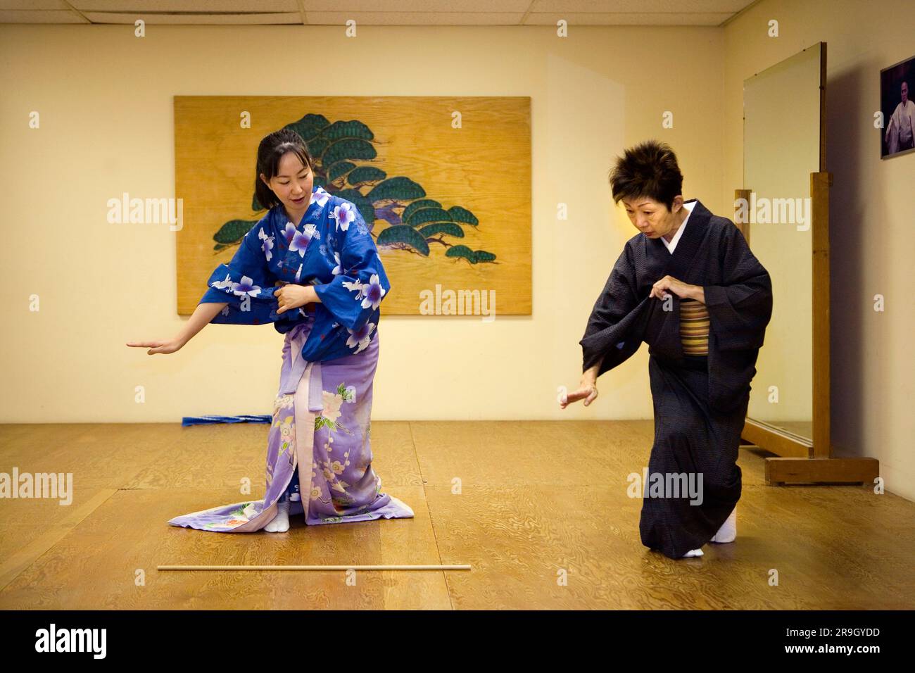 Gli studenti imparano la danza popolare giapponese dall'insegnante Foto Stock