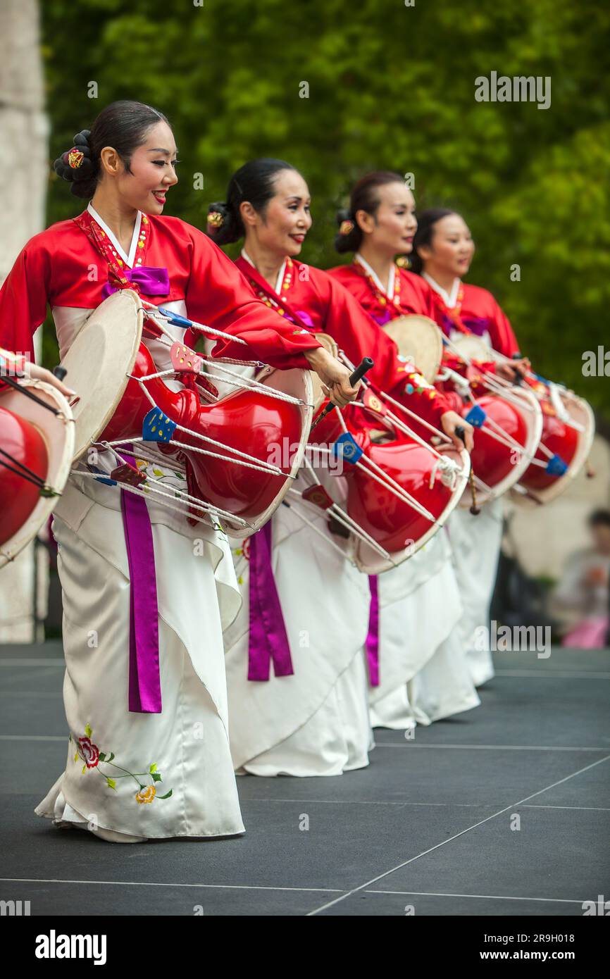 Ballerini folcloristici tradizionali con batteria al Korean Festival, Getty Center, Los Angeles, CA Foto Stock