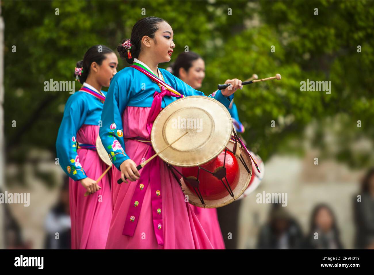 Ballerini folcloristici tradizionali con batteria al Korean Festival, Getty Center, Los Angeles, CA Foto Stock