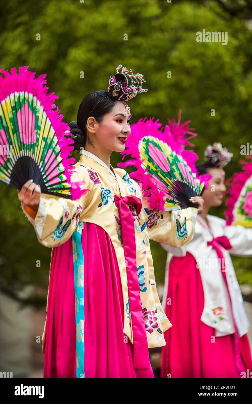Ballerini folcloristici tradizionali con fan al Korean Festival, Getty Center, Los Angeles, CALIFORNIA Foto Stock