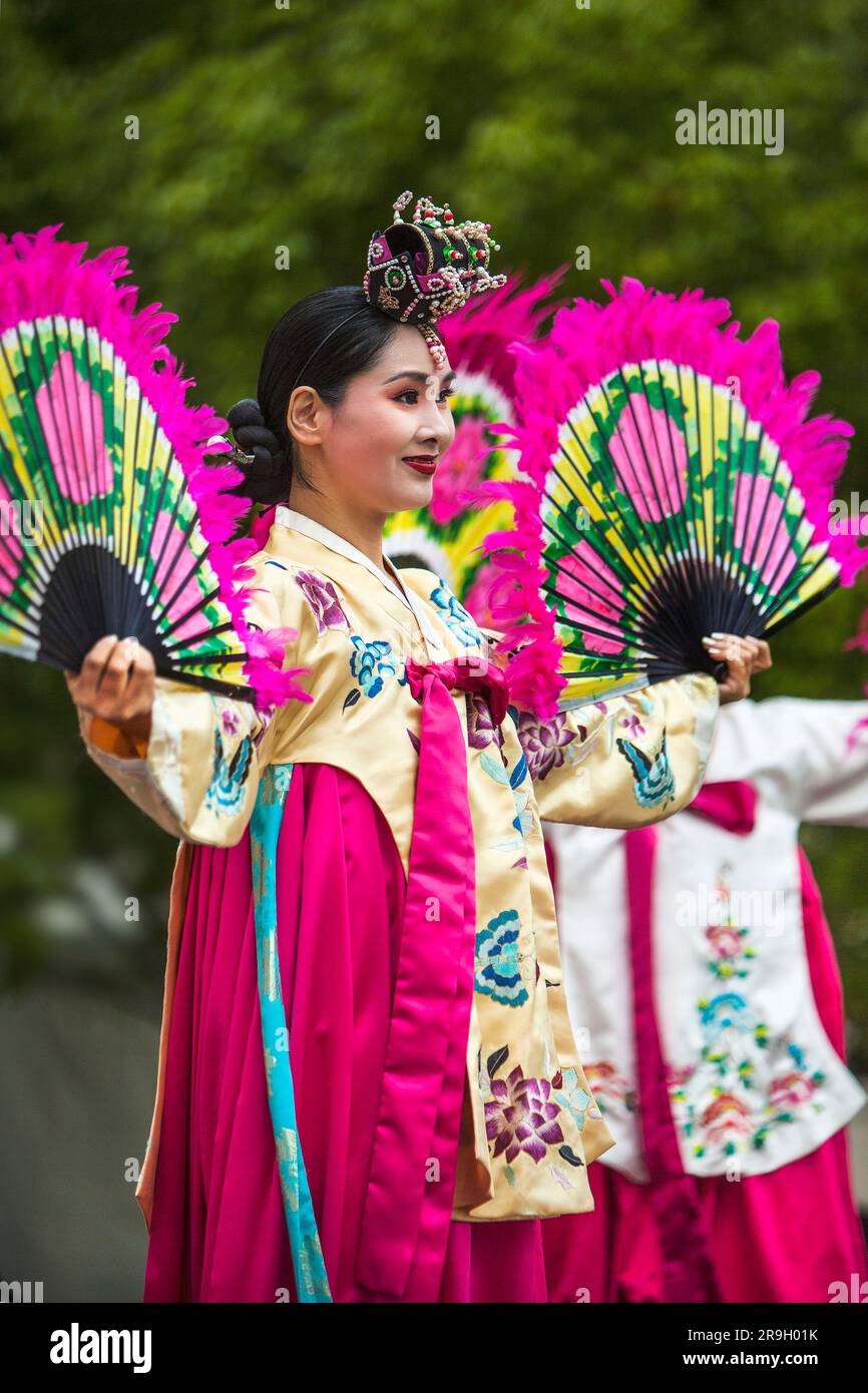 Ballerini folcloristici tradizionali con fan al Korean Festival, Getty Center, Los Angeles, CALIFORNIA Foto Stock