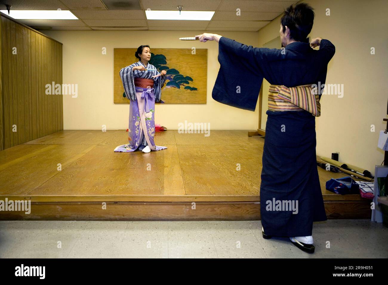 Donna con insegnante Giapponese Folk Dance MR Foto Stock