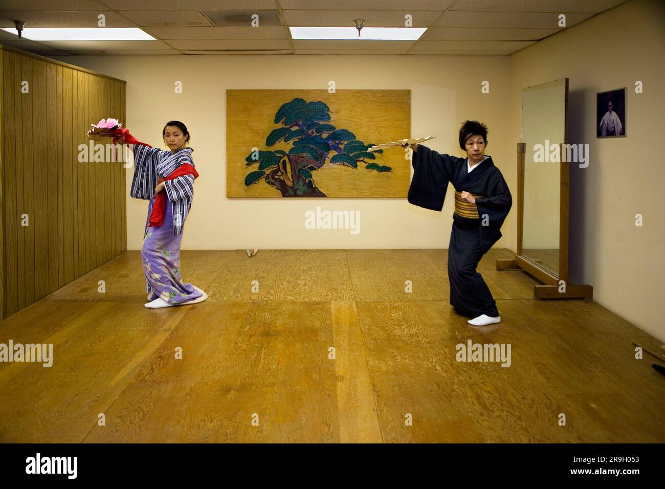 Donna con insegnante di danza popolare giapponese MR Foto Stock