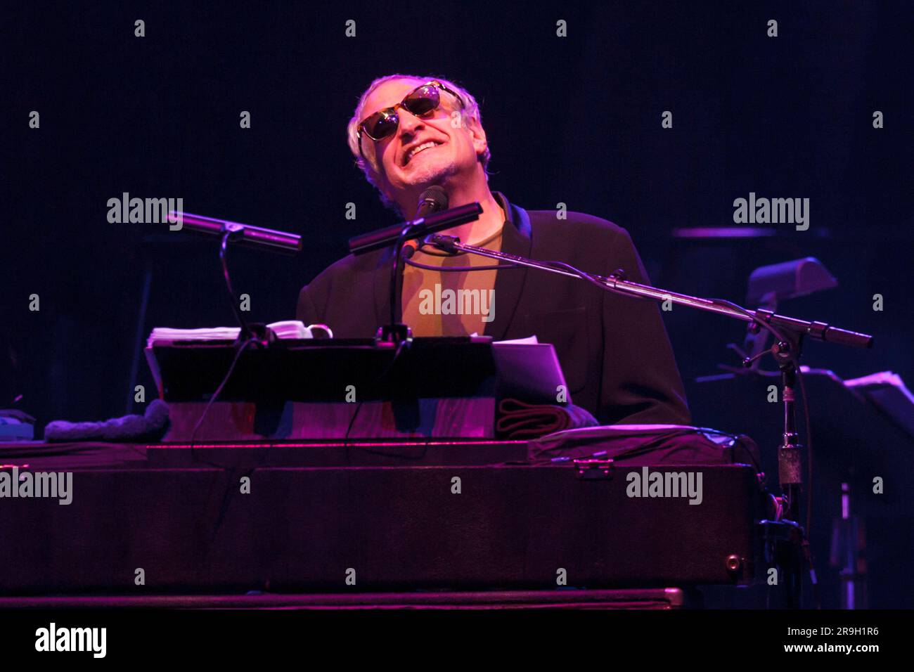 Donald Fagen dei Jazz Rock Icons Steely Dan si esibisce dal vivo in concerto, Vector Arena, Auckland, nuova Zelanda Foto Stock