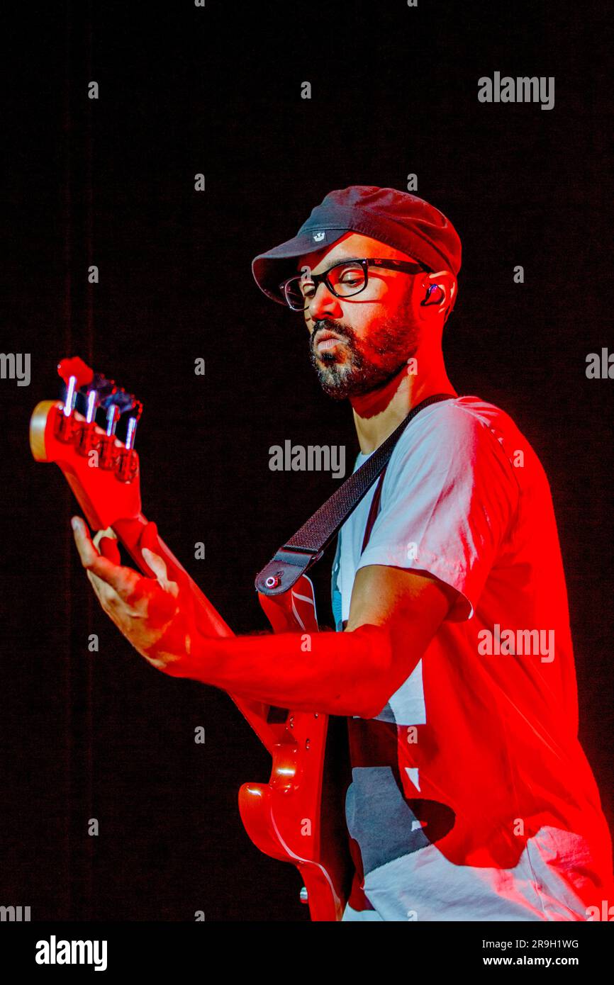 Il bassista Ben Kenney della rock band americana Incubus si esibisce dal vivo in concerto, Vector Arena, Auckland, nuova Zelanda, Foto Stock