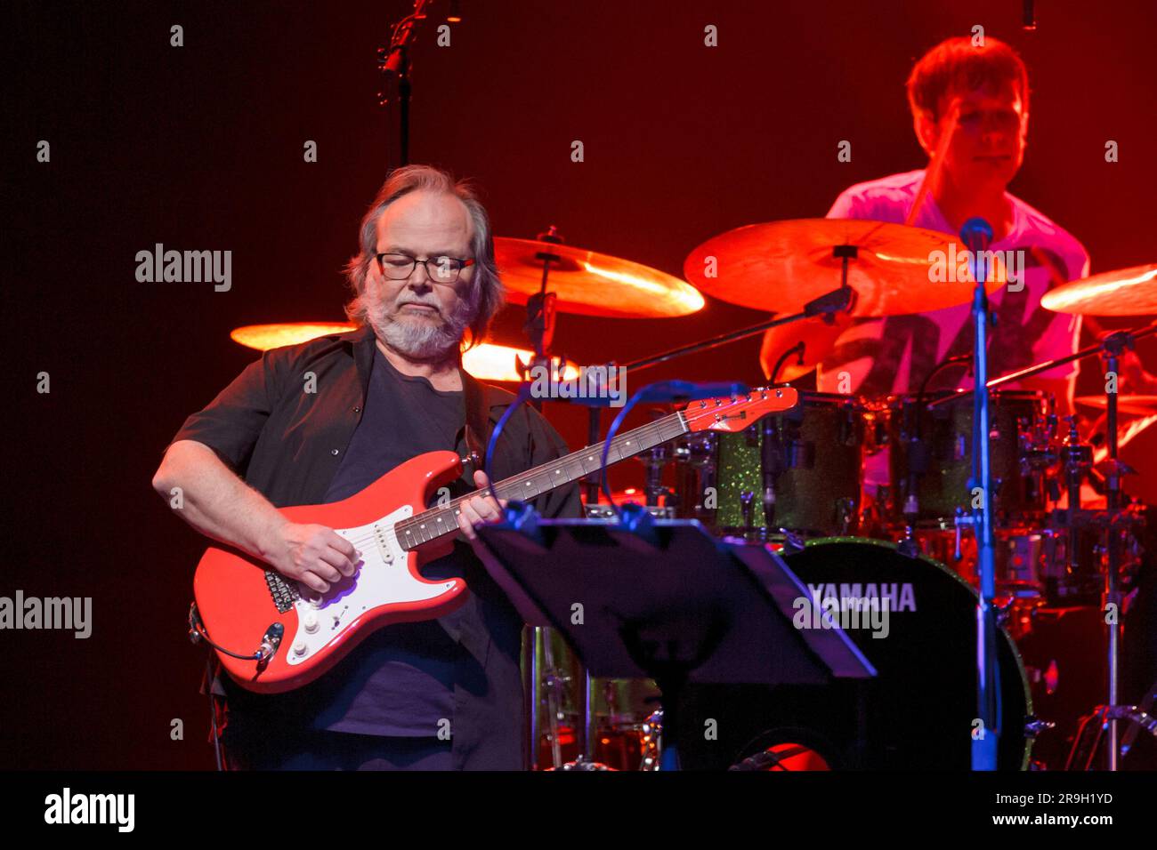 Walter Becker dei Jazz Rock Icons Steely Dan si esibisce dal vivo in concerto, Vector Arena, Auckland, nuova Zelanda Foto Stock
