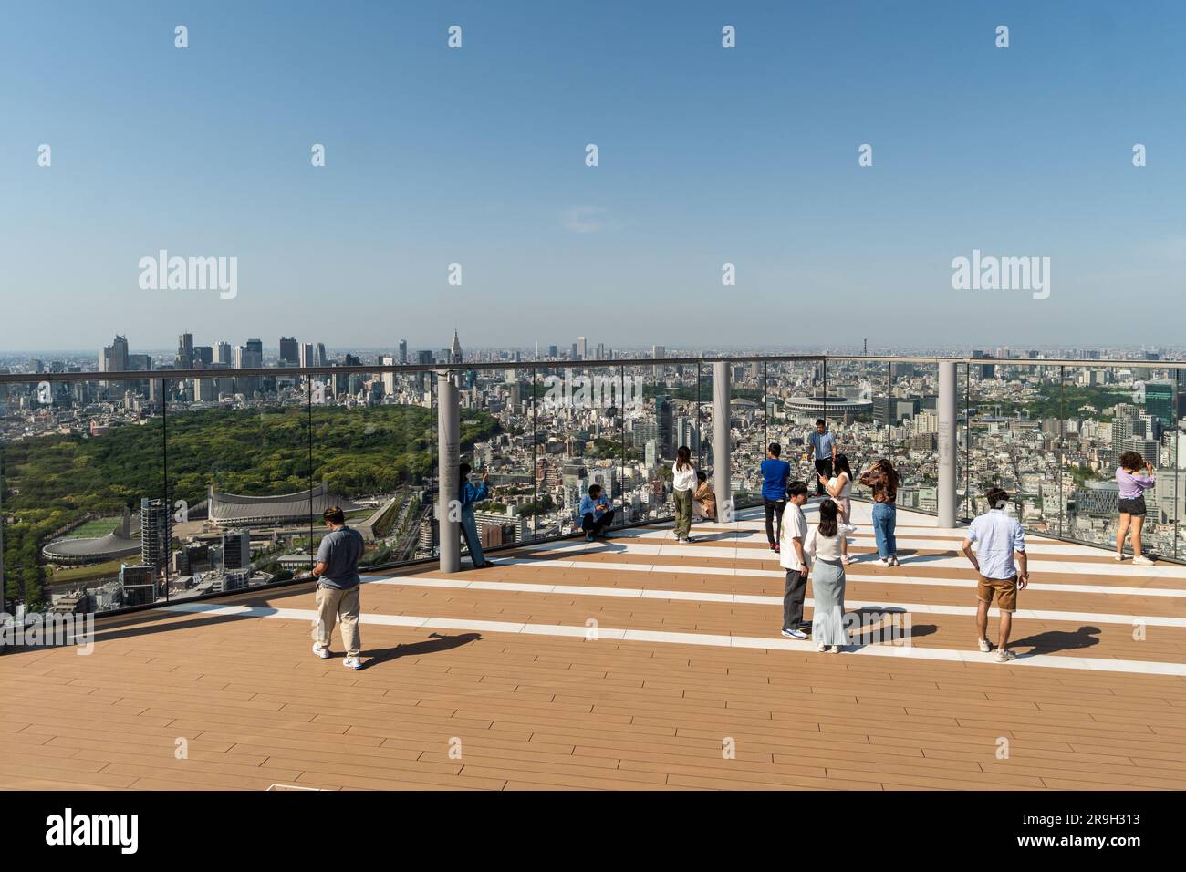 Tokyo, Giappone - 4 maggio 2023: Le persone godono della vista sul paesaggio urbano di Tokyo dal banco di osservazione Shibuya Sky nella capitale del Giappone. Foto Stock