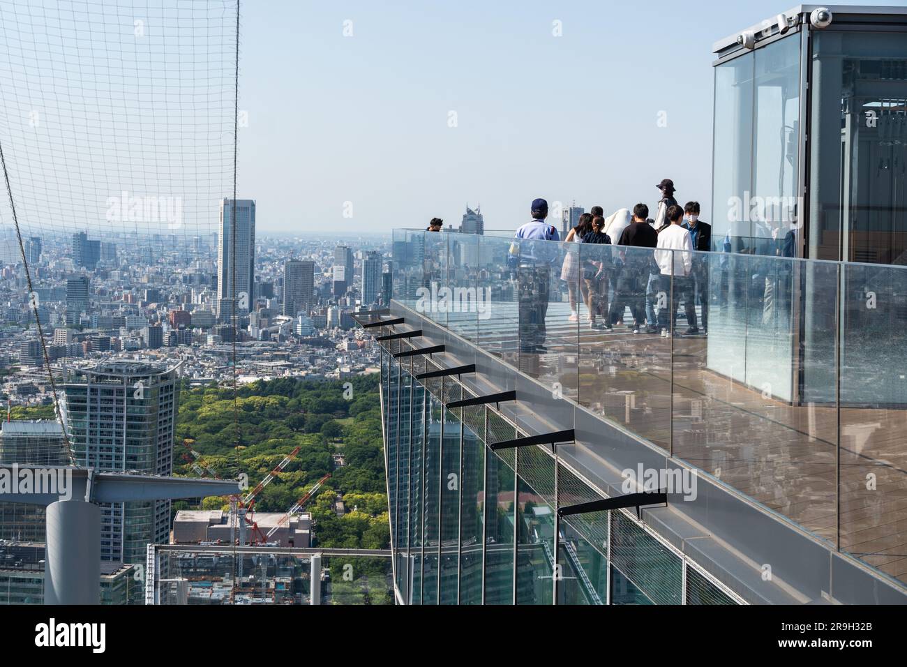 Tokyo, Giappone - 4 maggio 2023: Le persone godono della vista sul paesaggio urbano di Tokyo dal banco di osservazione Shibuya Sky nella capitale del Giappone. Foto Stock