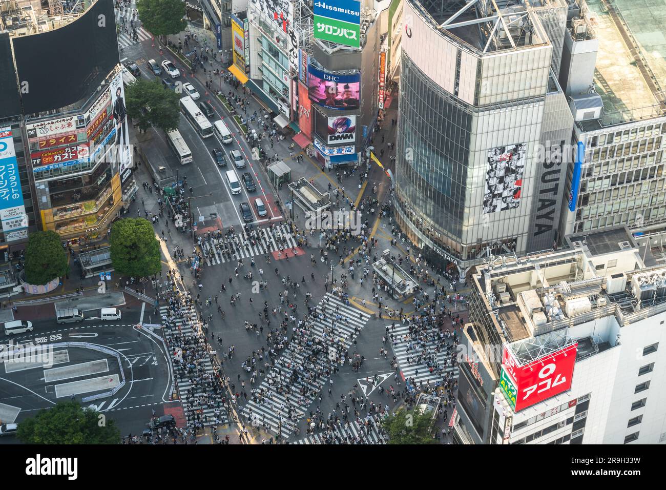 Tokyo, Giappone - 4 maggio 2023: Vista aerea della gente che cammina attraverso il famoso attraversamento di Shibuya a Tokyo, capitale del Giappone Foto Stock