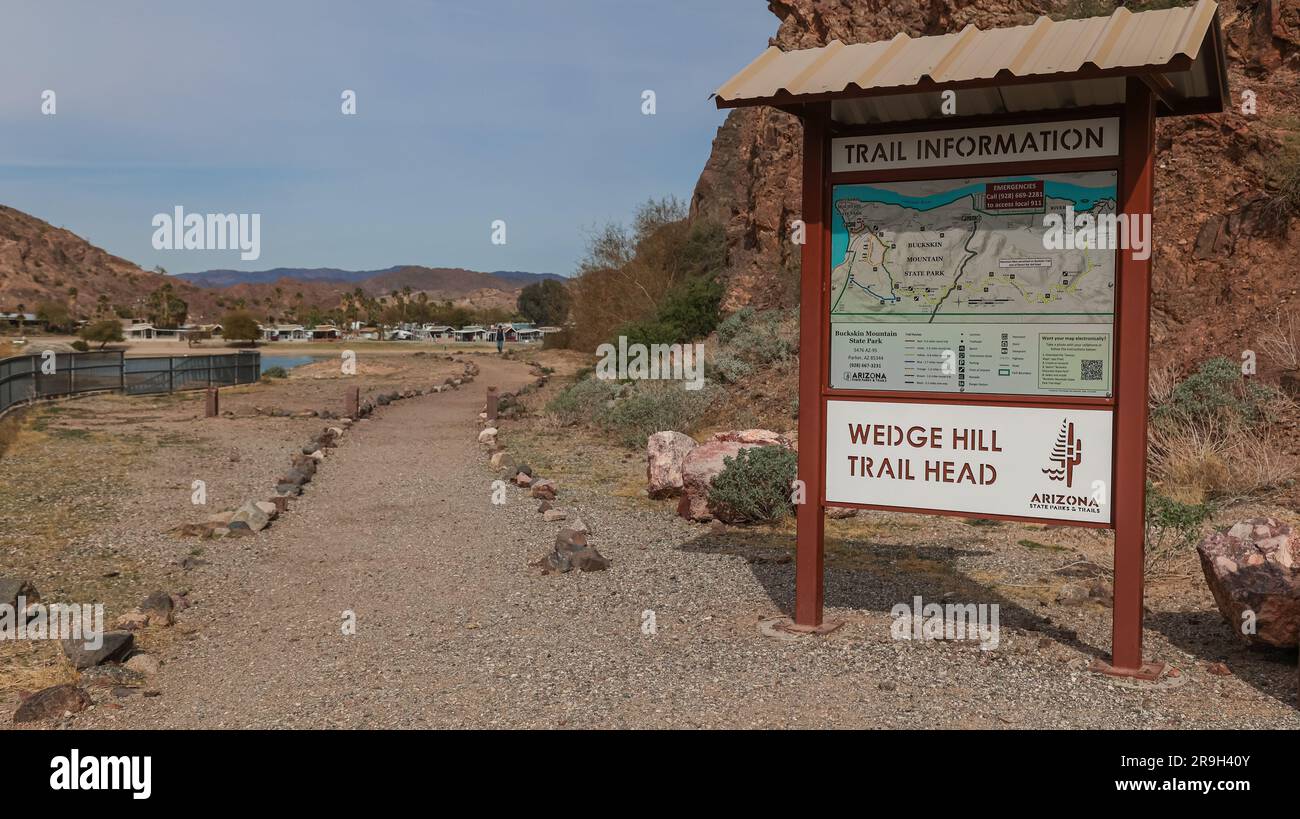 Un cartello di legno e una mappa interpretativa segnano il punto di partenza per l'escursione a Wedge Hill all'interno del River Island State Park, in Arizona, accanto al fiume Colorado. Foto Stock
