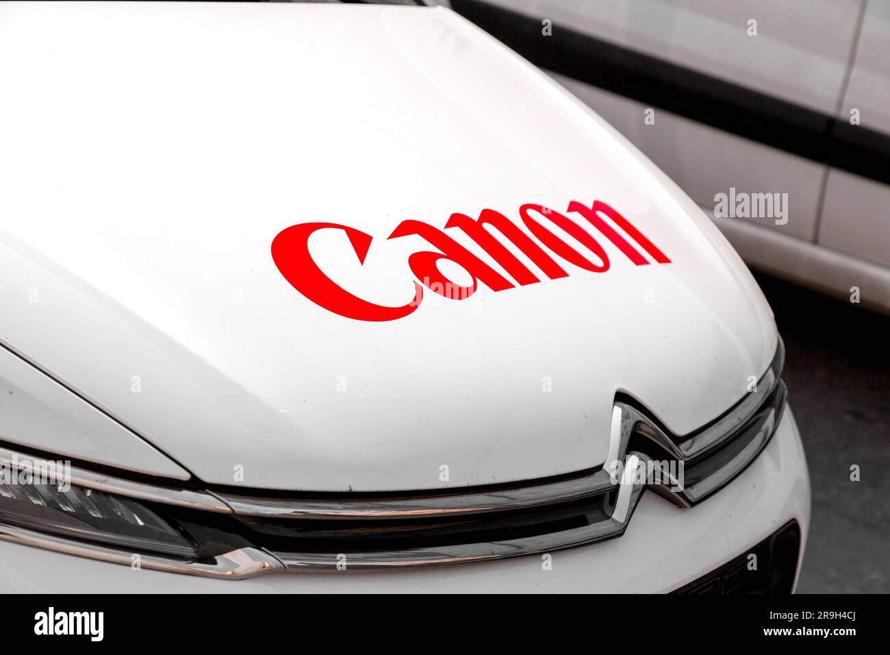 Ginevra, Svizzera - 25 marzo 2022: Logo del marchio Canon sull'auto di servizio dell'azienda a Ginevra, Svizzera. Foto Stock