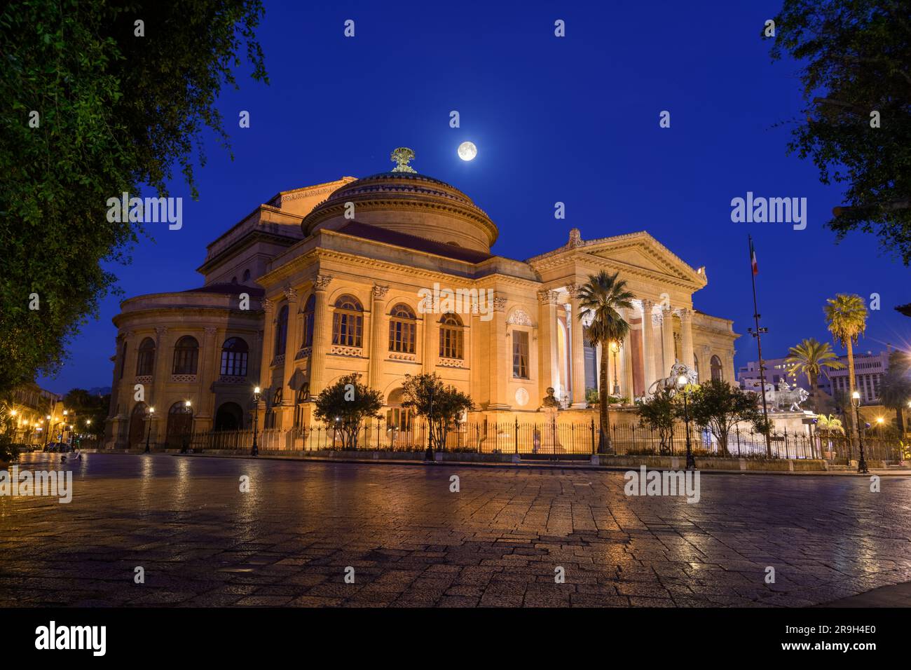 Palermo, Italia in Piazza Verdi di notte. Foto Stock
