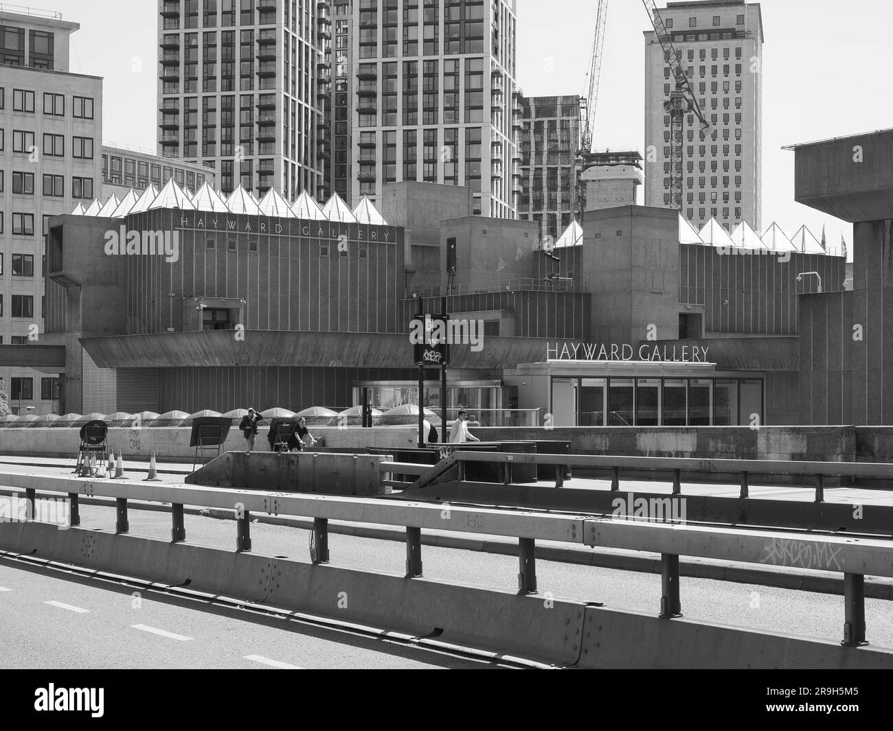 LONDRA, Regno Unito - 8 GIUGNO 2023: La nuova e iconica architettura brutalista della Hayward Gallery in bianco e nero Foto Stock