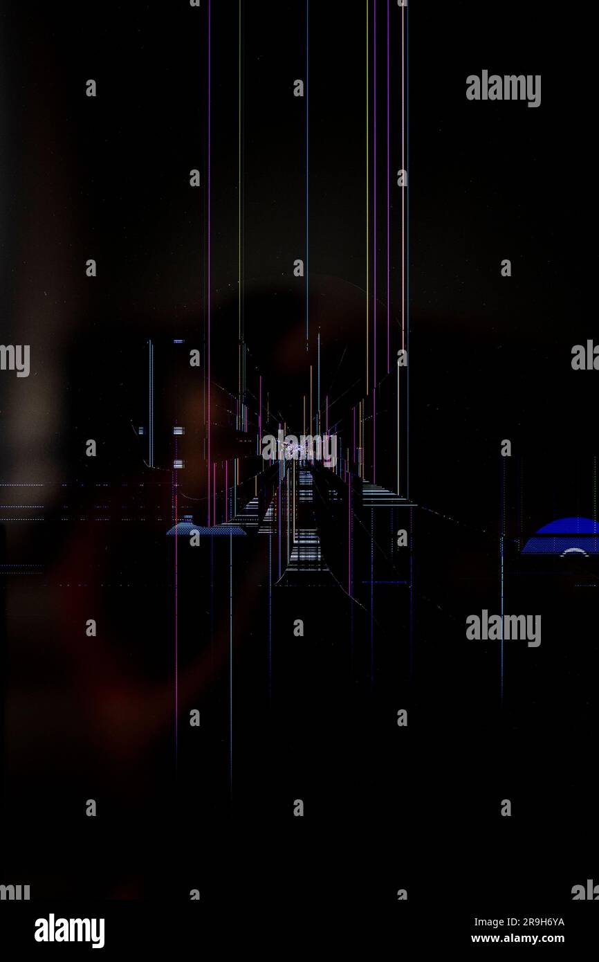 Schermo a cristalli liquidi rotto con motivo digitale in vetro rotto su sfondo nero dello schermo del dispositivo Foto Stock