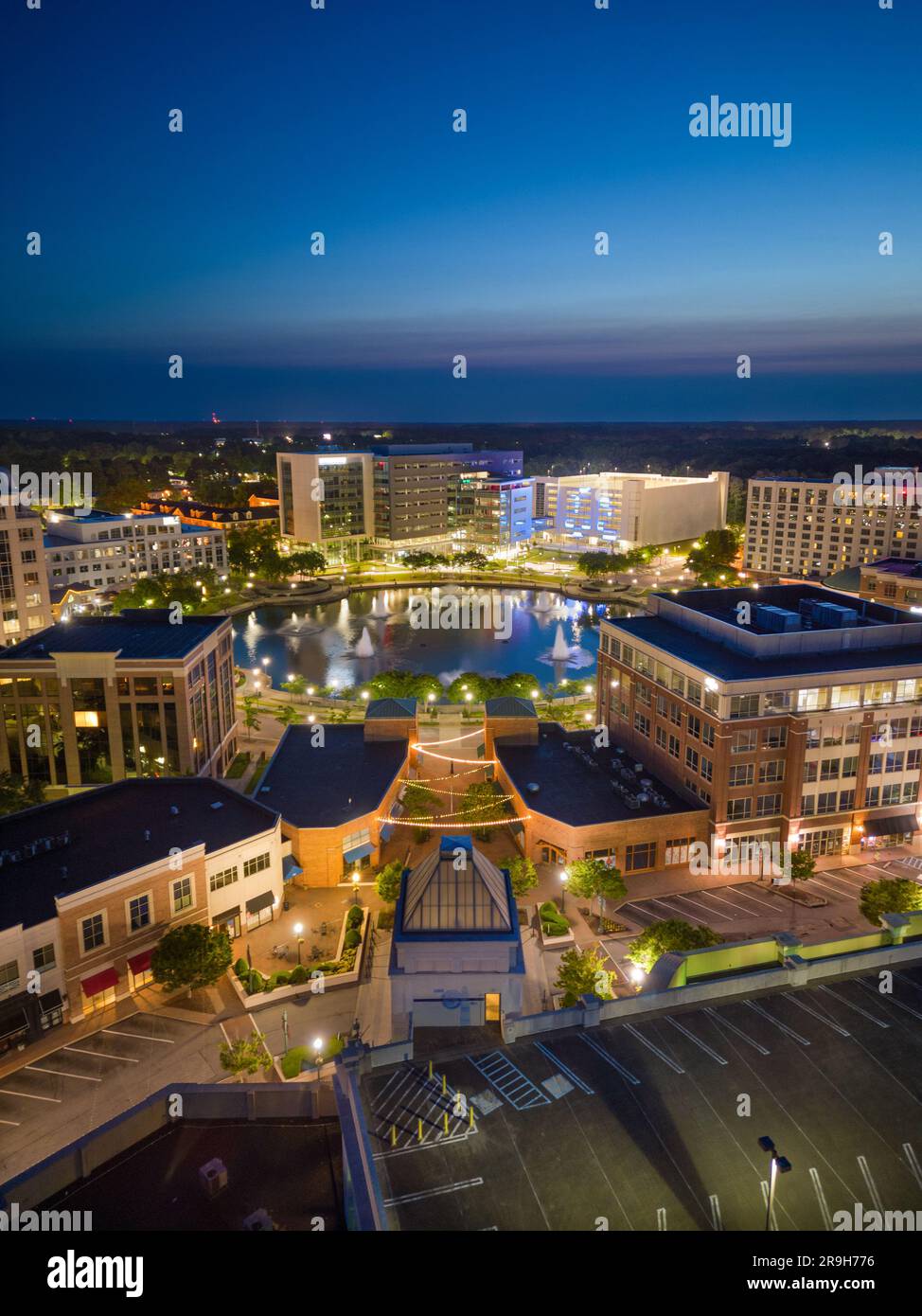 Newport News, Virginia, USA, centro città dall'alto al crepuscolo. Foto Stock