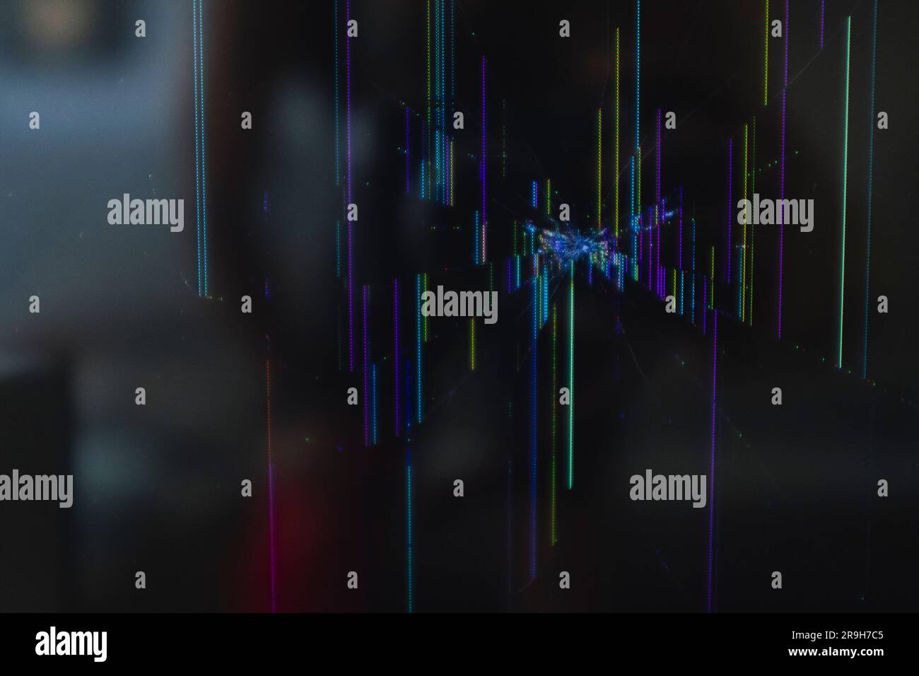 Schermo a cristalli liquidi rotto con motivo digitale in vetro rotto su sfondo nero dello schermo del dispositivo Foto Stock