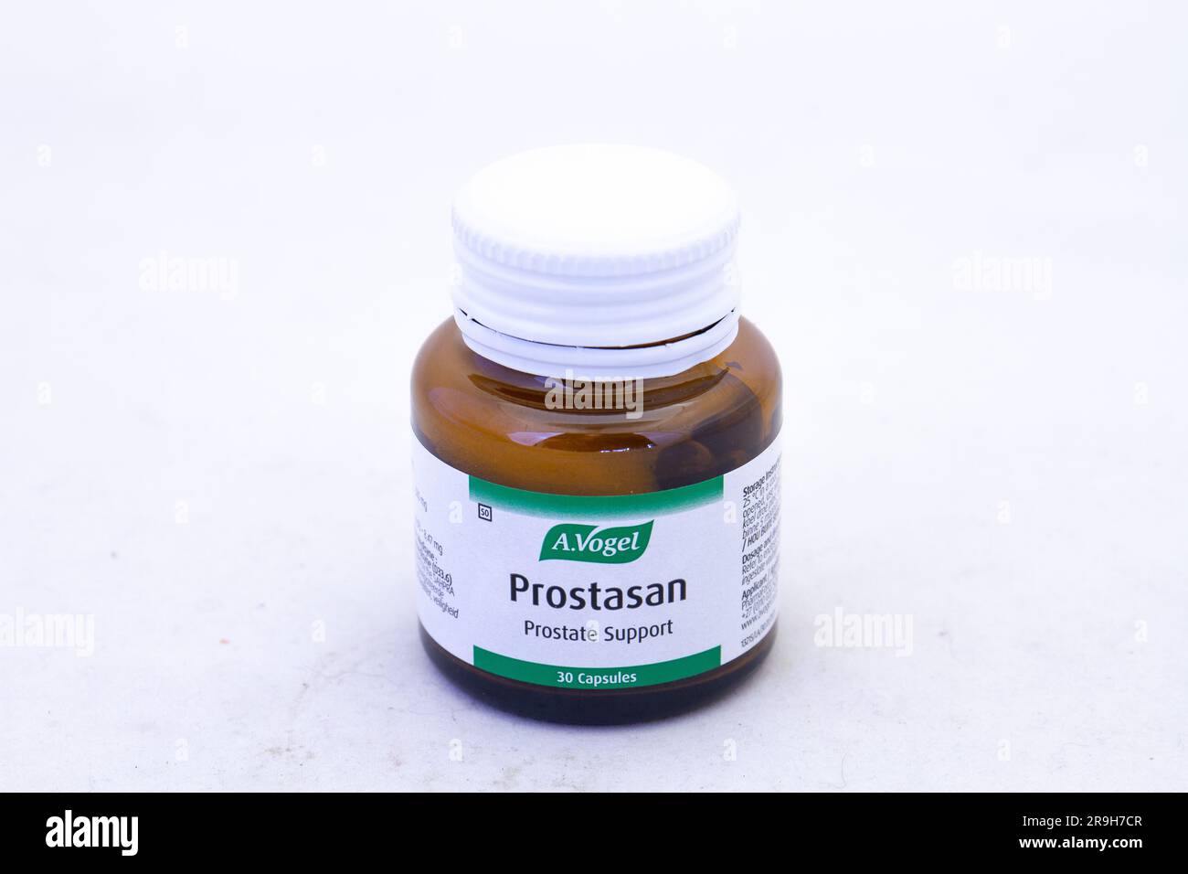 Johannesburg, Sud Africa - capsule di supporto prostatico Prostosan isolate su uno sfondo chiaro con spazio di copia Foto Stock