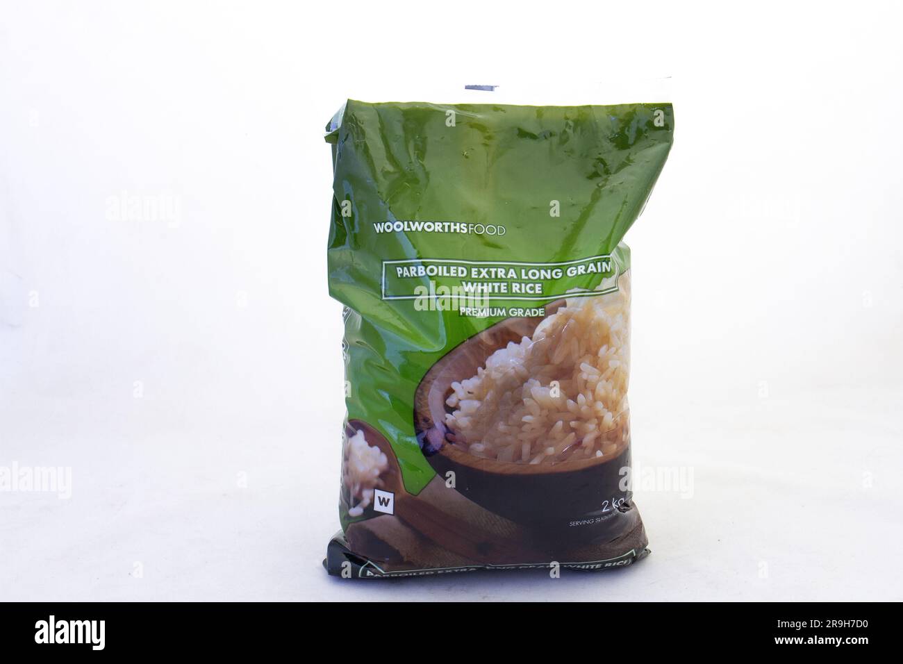 Johannesburg, Sud Africa - il grano lungo si innalza dal Woolworths Food isolato su uno sfondo chiaro con spazio per le copie Foto Stock
