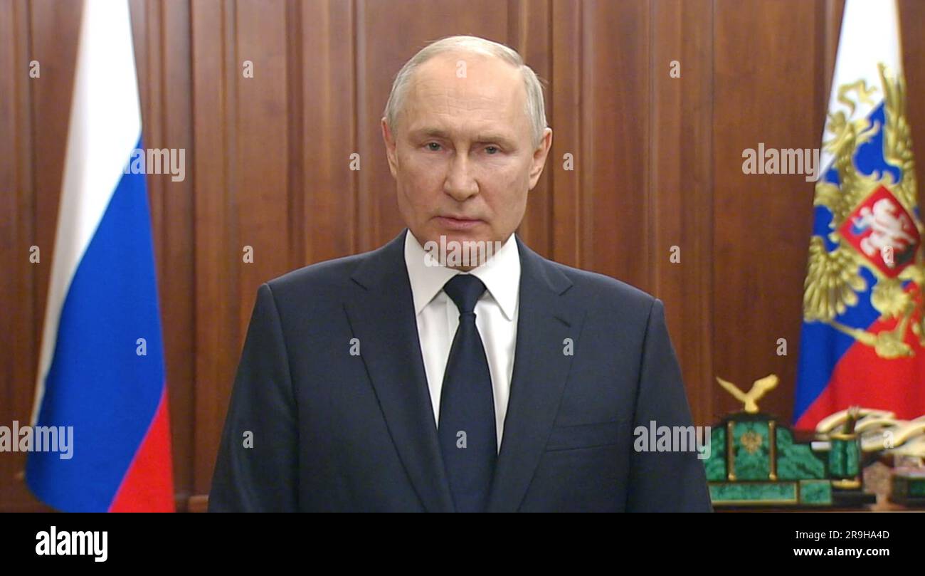 Mosca. 27 giugno 2023. Questa immagine ripresa da un video mostra il presidente russo Vladimir Putin che consegna un indirizzo nazionale a Mosca, in Russia, il 26 giugno 2023. Lunedì il presidente russo Vladimir Putin in un discorso nazionale ha esortato i membri del gruppo militare privato Wagner a firmare un contratto con il ministero della difesa del paese, a tornare a casa o a recarsi in Bielorussia.PER ANDARE CON "1st LD Writethru: Putin stabilisce opzioni per i soldati Wagner in indirizzo nazionale" credito: Xinhua/Alamy Live News Foto Stock