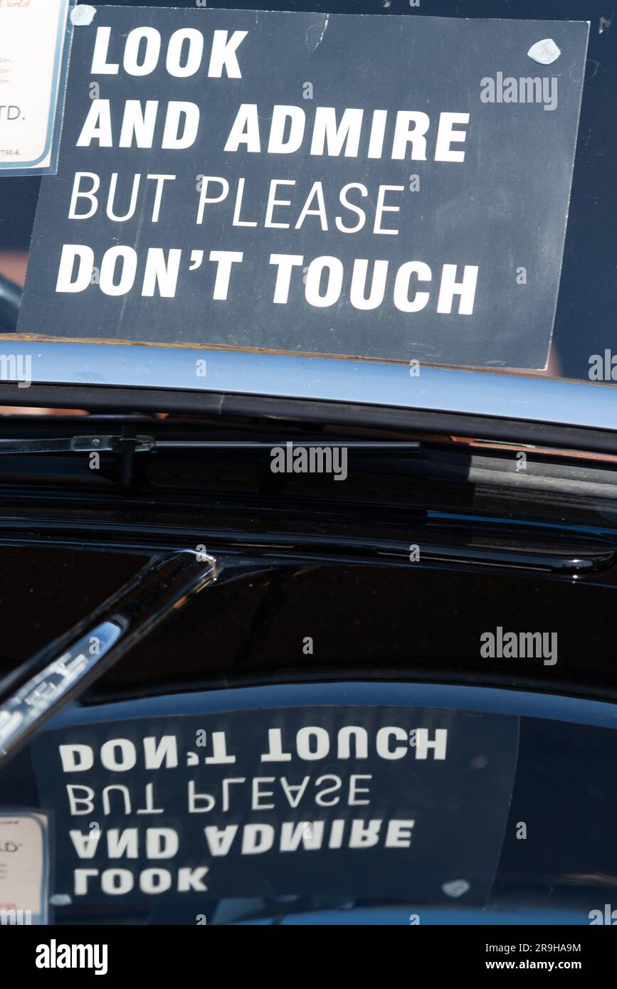 Non toccare il cartello sull'auto in mostra dopo la corsa da Londra a Southend. In mostra sul lungomare a Southend on Sea, Essex, Regno Unito Foto Stock Non toccare il cartello sull'auto in mostra dopo la corsa da Londra a Southend. In mostra sul lungomare a Southend on Sea, Essex, Regno Unito Foto Stock