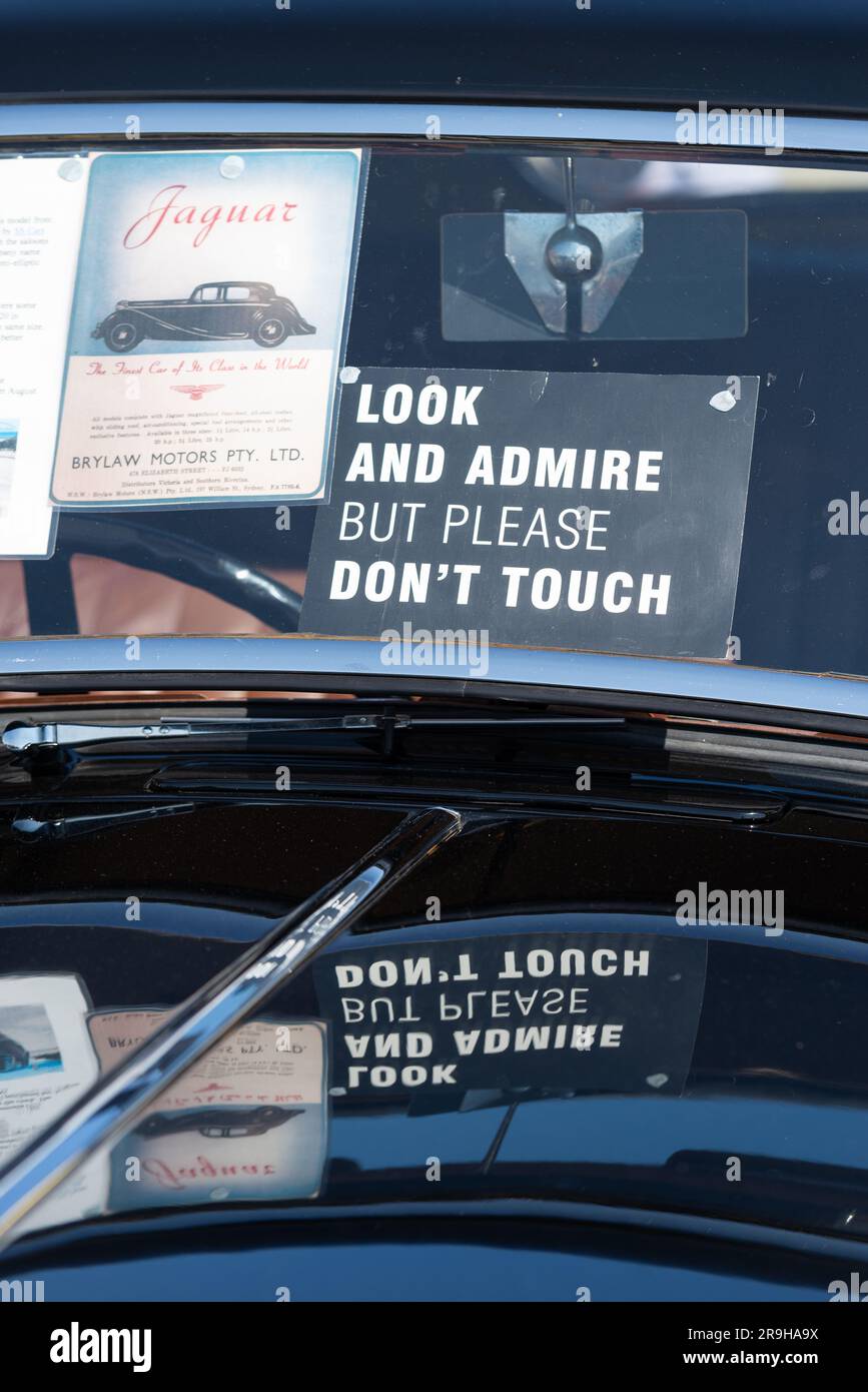 Non toccare il cartello sull'auto in mostra dopo la corsa da Londra a Southend. In mostra sul lungomare a Southend on Sea, Essex, Regno Unito Foto Stock Non toccare il cartello sull'auto in mostra dopo la corsa da Londra a Southend. In mostra sul lungomare a Southend on Sea, Essex, Regno Unito Foto Stock
