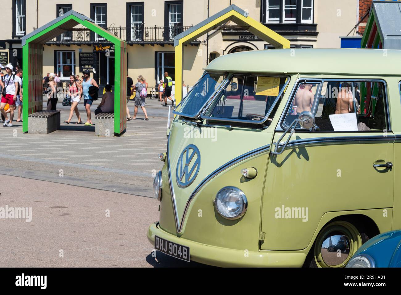 Volkswagen Type 2 con schermo condiviso in mostra dopo la corsa da Londra a Southend. In mostra sul lungomare a Southend on Sea, Essex, Regno Unito Foto Stock