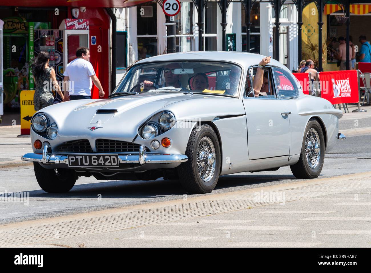 1966 Jensen C-V8 Mk3 in mostra dopo la corsa da Londra a Southend. In mostra sul lungomare a Southend on Sea, Essex, Regno Unito Foto Stock