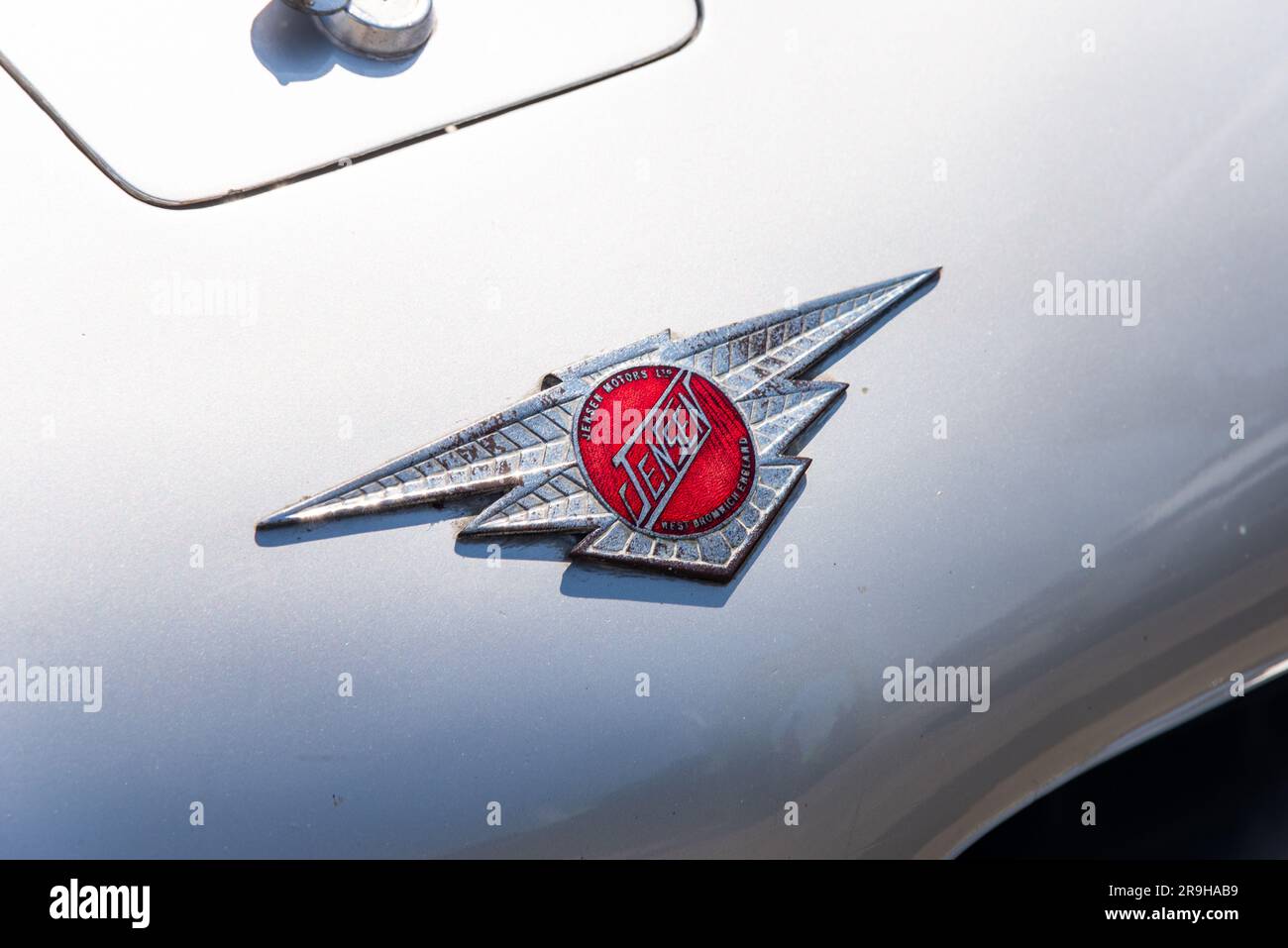 1966 Jensen C-V8 Mk3 in mostra dopo la corsa da Londra a Southend. In mostra sul lungomare a Southend on Sea, Essex, Regno Unito. Distintivo Foto Stock