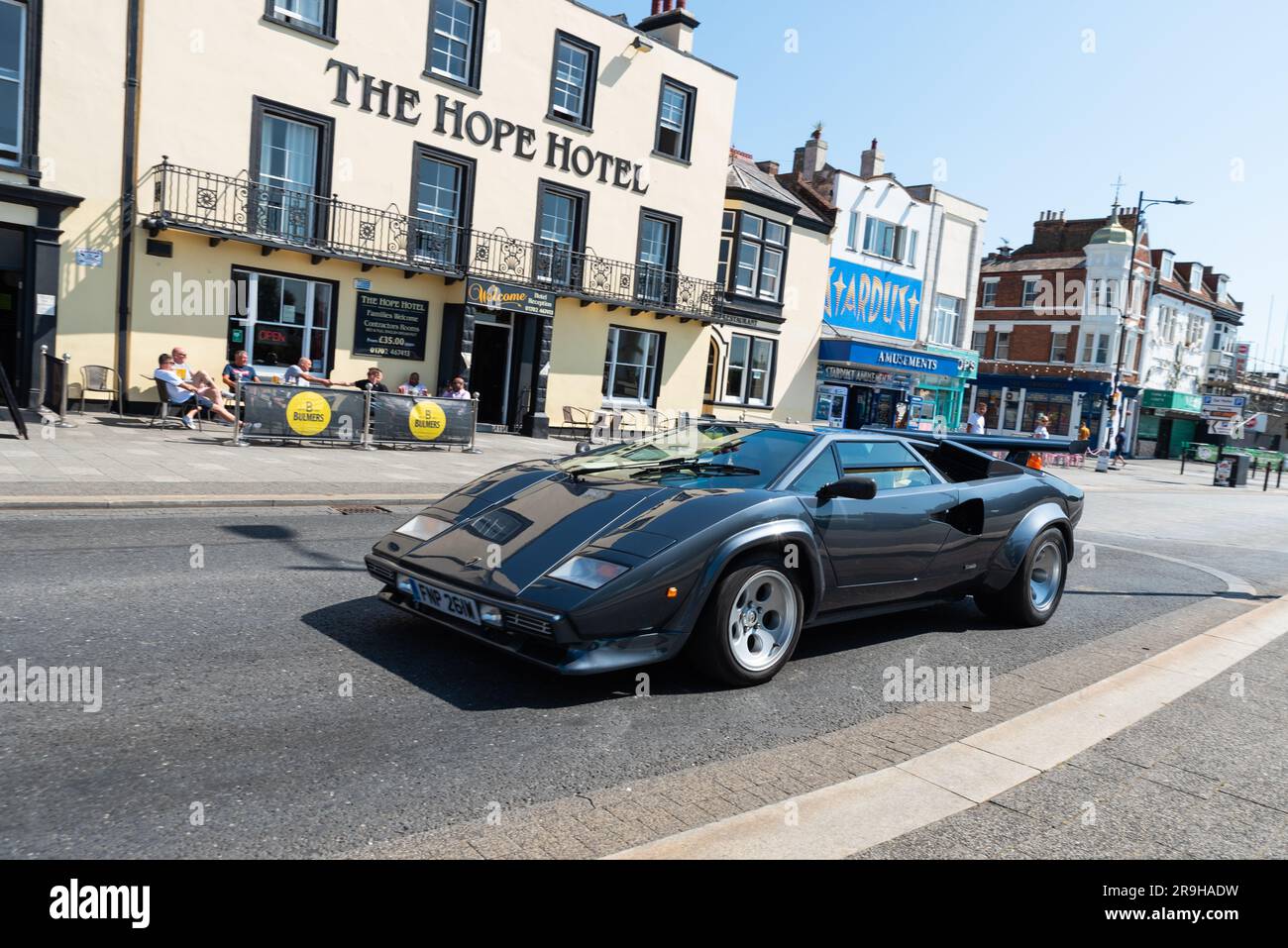 Prova progetta la versione del kit Lamborghini Countach. 1981 auto costruita in casa che guida su Marine Parade, Southend on Sea, Essex, Regno Unito. Replica Foto Stock