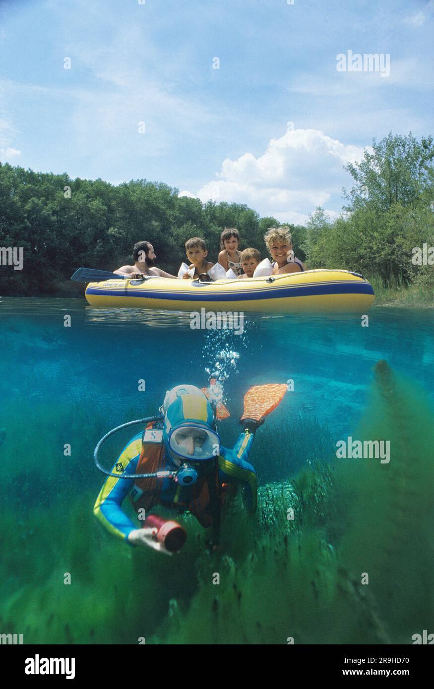 Immagine divisa, sotto, famiglia in un gommone su un lago, subacqueo sott'acqua, Baden-Wuerttemberg, Germania, Europa Foto Stock