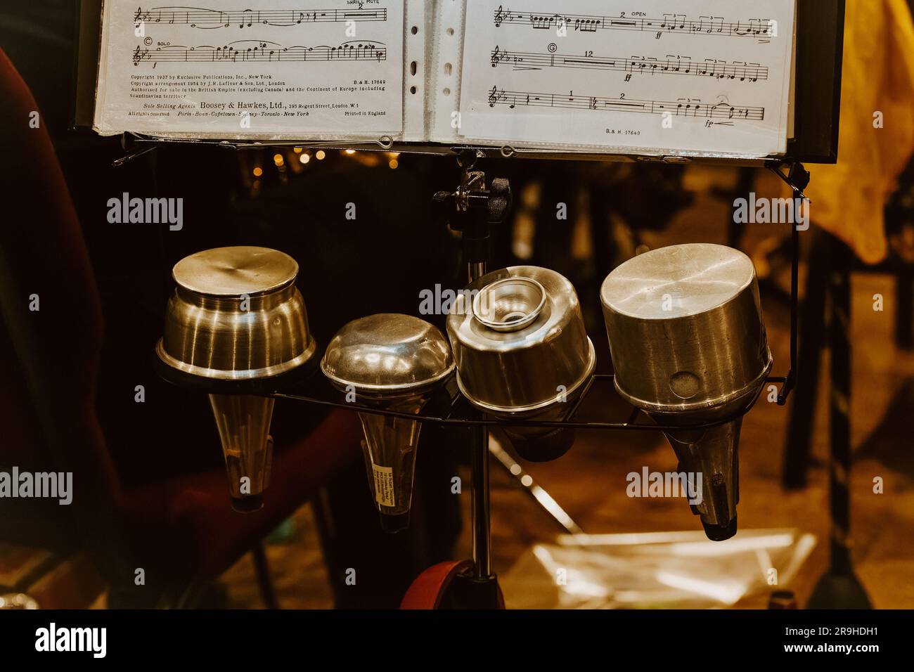 La tromba suona di fila con spartiti su un piedistallo. Foto Stock