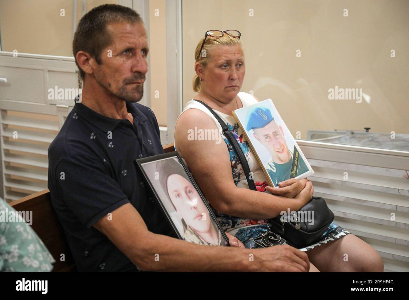 Non esclusiva: ODESA, UCRAINA - 26 GIUGNO 2023 - i partecipanti tengono ritratti dei soldati caduti durante l'udienza nel caso dell'ex capo Foto Stock