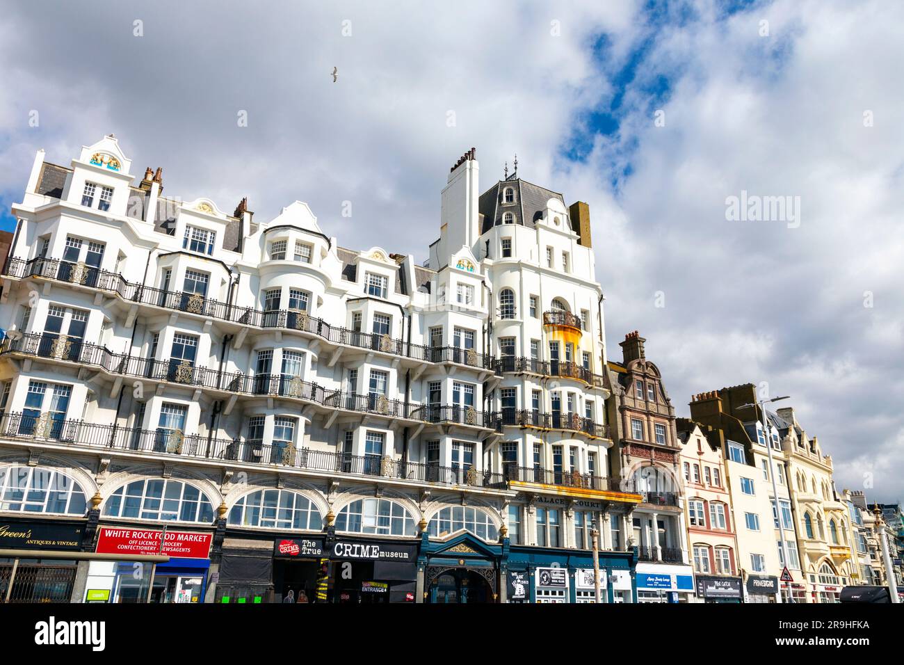 Ex palazzo del Palace Court Hotel sul lungomare di White Rock, Hastings, East Sussex, Inghilterra Foto Stock