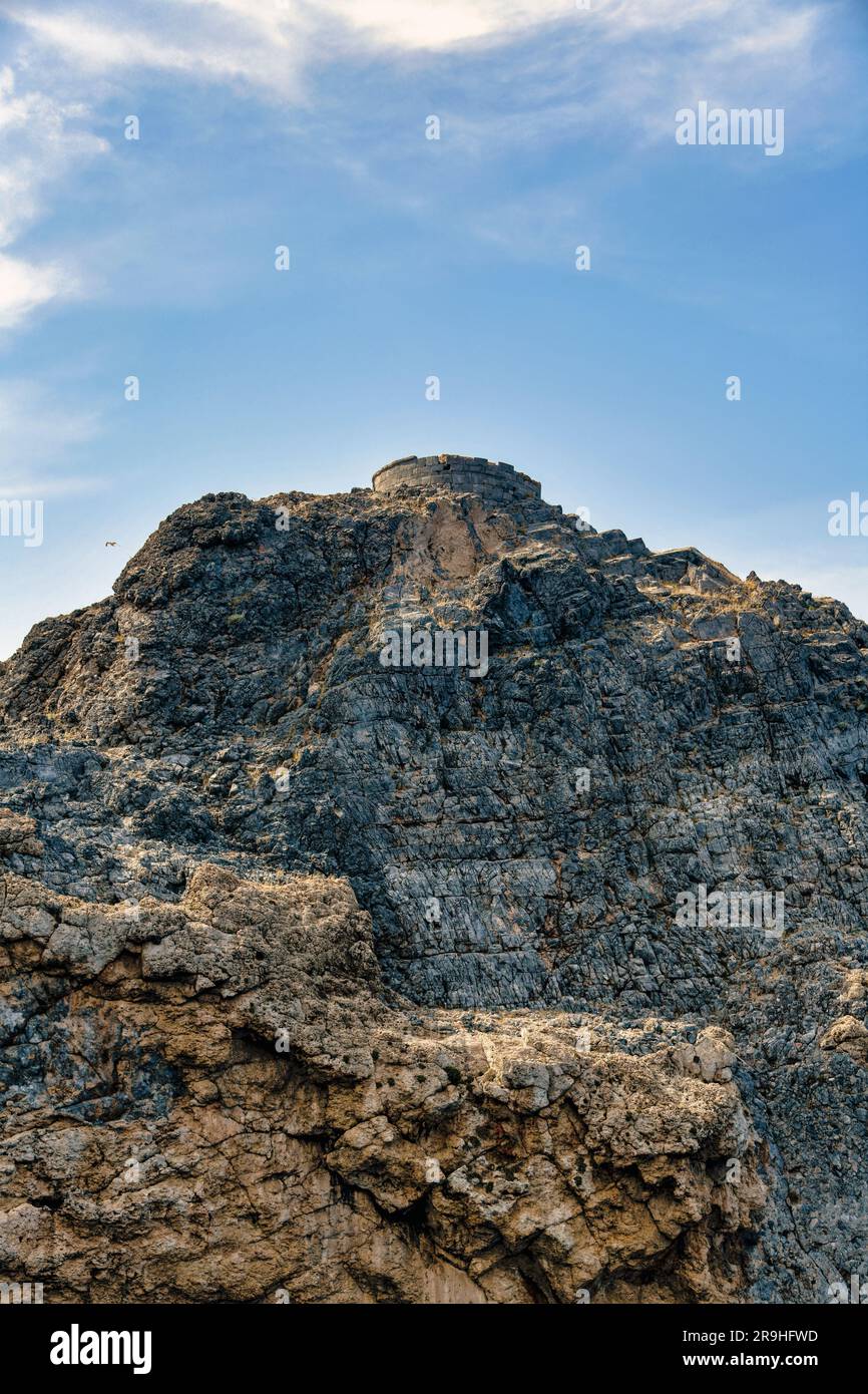 Karger Felsen mit Ruine an der Ostküste von Rhodos Foto Stock