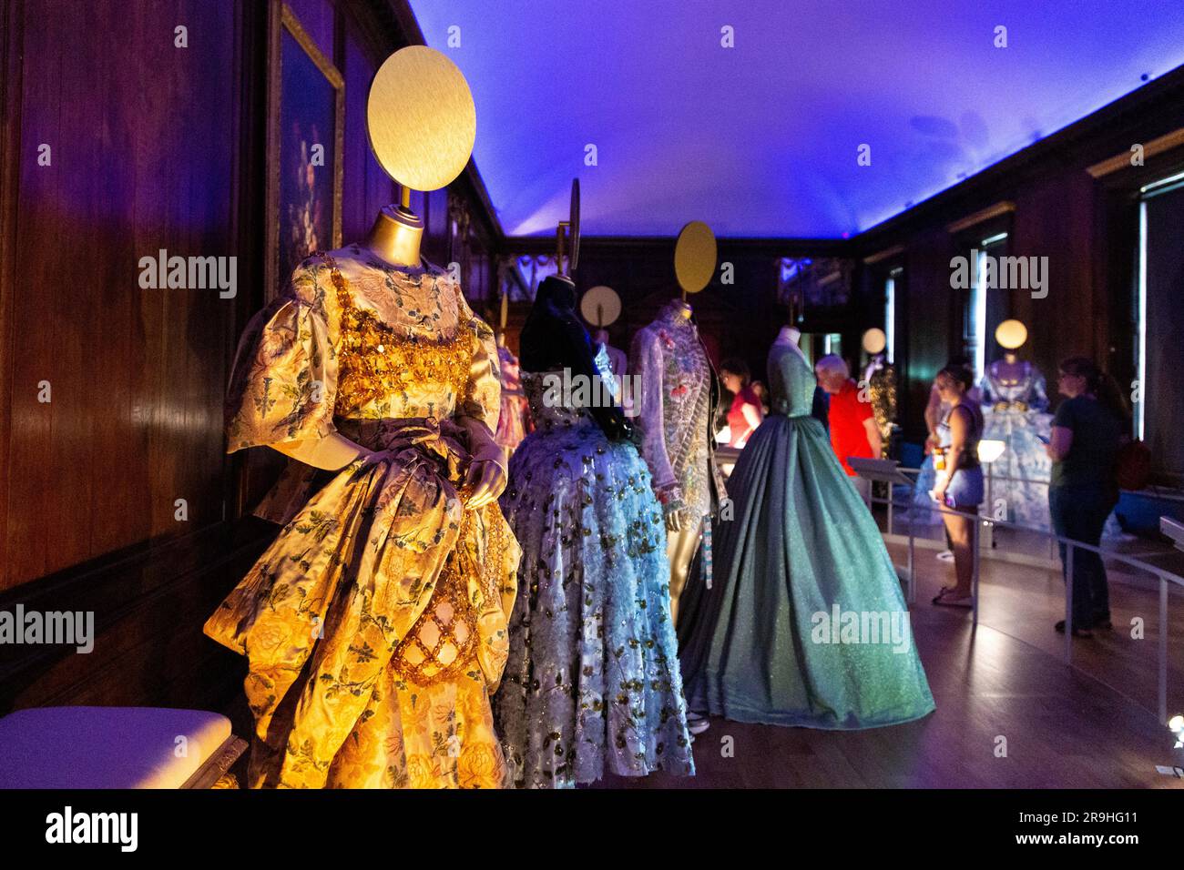 Simone Rocha S/S 2021 vestito pronto da indossare, mostra Crown to Couture 2023, Kensington Palace, Londra, Regno Unito Foto Stock